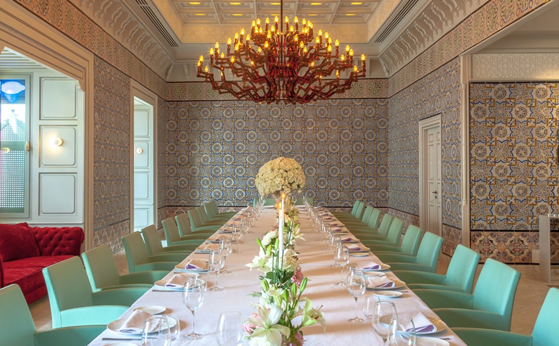 Table dressée dans un salon de médina orné de céramiques tunisiennes